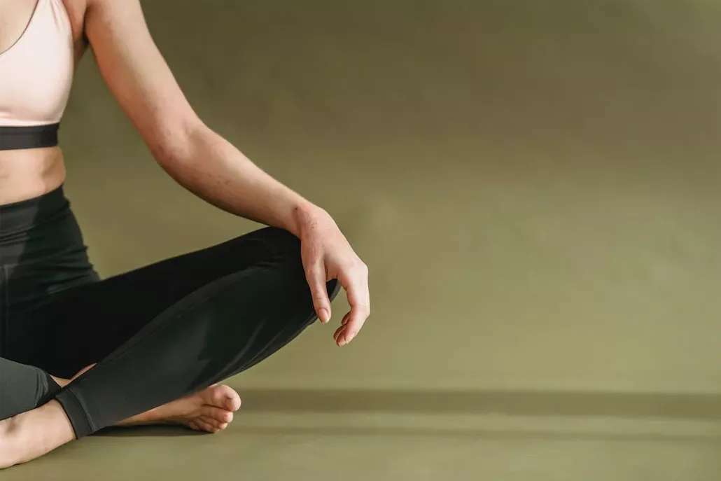 vrouw zittend in yoga positie