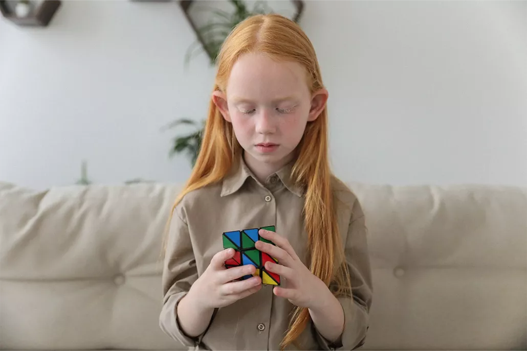 Kind bezig met een kubus