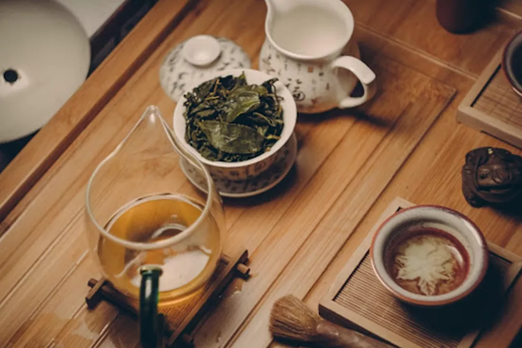 glazen thee pot en potje met thee bladeren