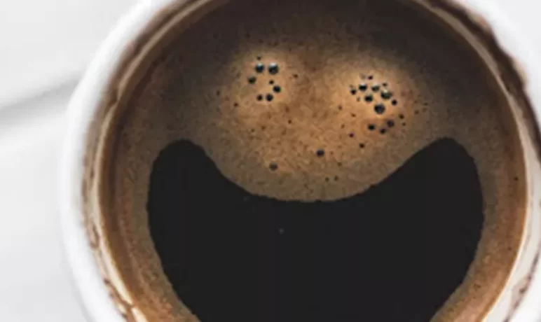 kopkoffie bovenaanzicht, schuim lijkt om een smiley