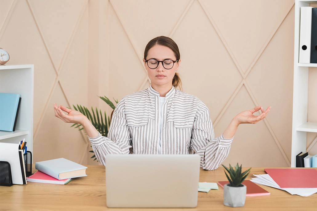 mediterende vrouw tijdens haar werk 