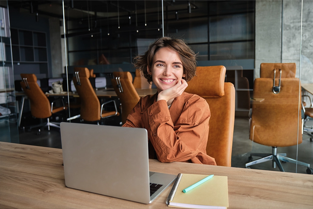 lachende vrouw op haar werk 