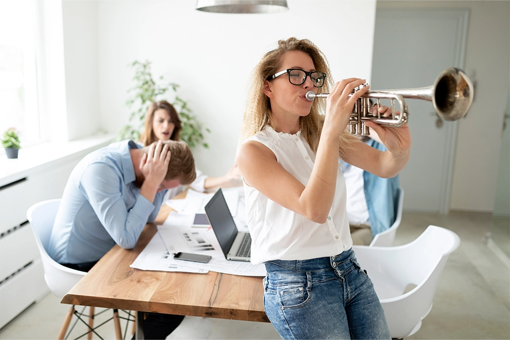 vrouw die met een trompet haar vrienden lastig valt