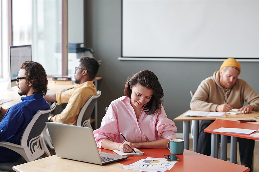 Groep mensen die gedisciplineerd aan het werk zijn