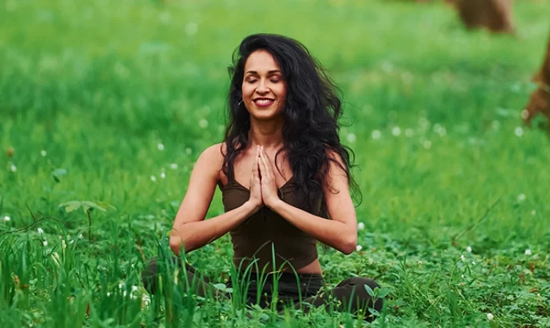 Vrouw die aan yoga doet in een bos