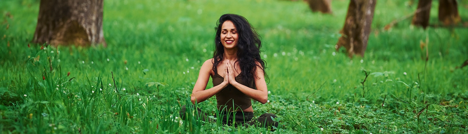 Vrouw die aan yoga doet in een bos