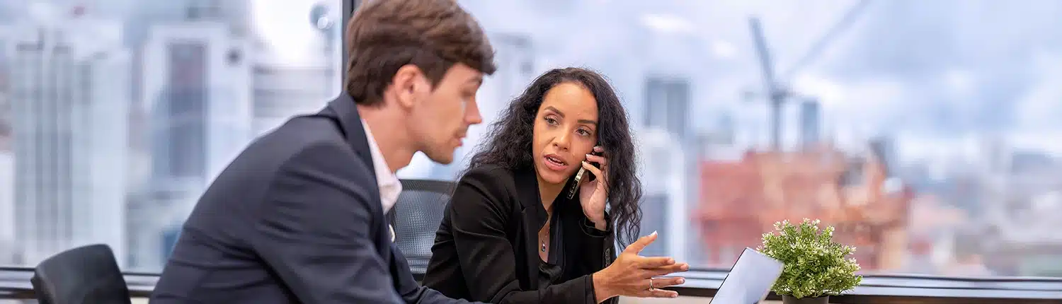 twee collega's die moeite hebben met communiceren