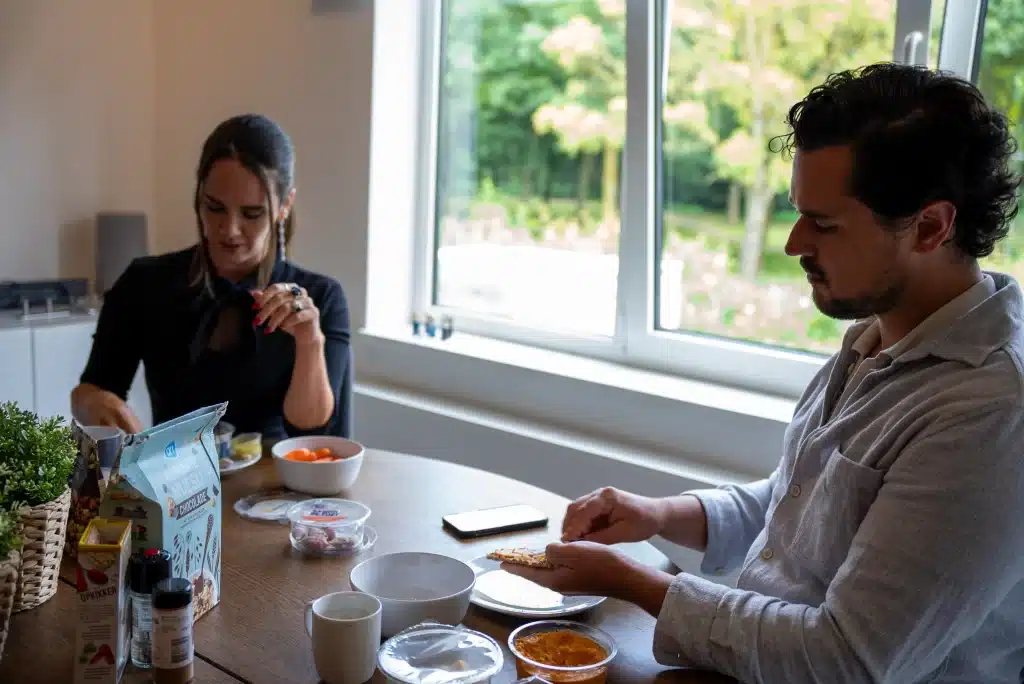 Man en vrouw die aan het lunchen zijn 