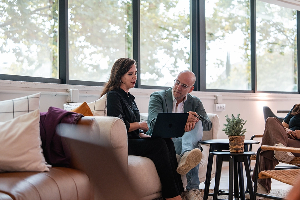 ik leg mijn collega uit hoe je met narcisten communiceert