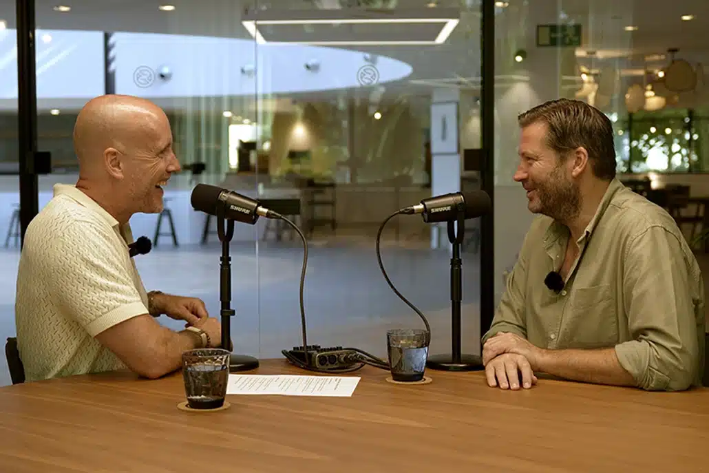 Gilbert en ik in gesprek bij The Pool