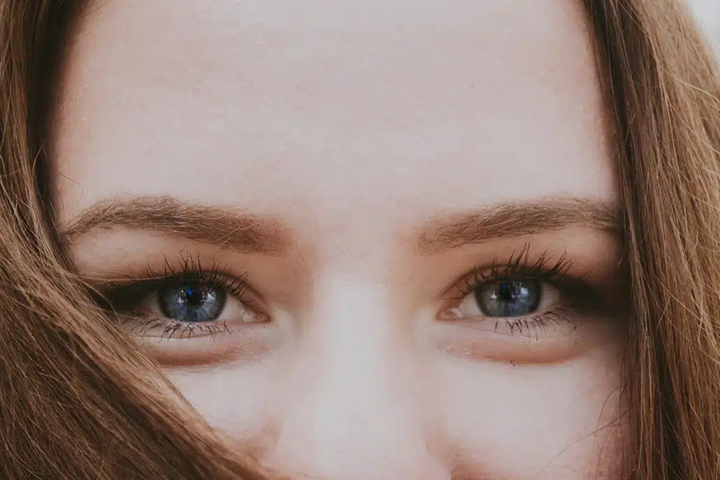 opgeheven wenkbrauwen en vrolijke ogen als communicatiemiddel