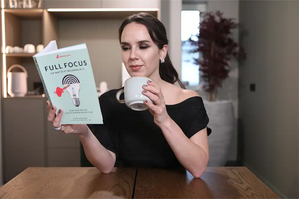 Ik lees Full Focus met een kopje koffie in de hand