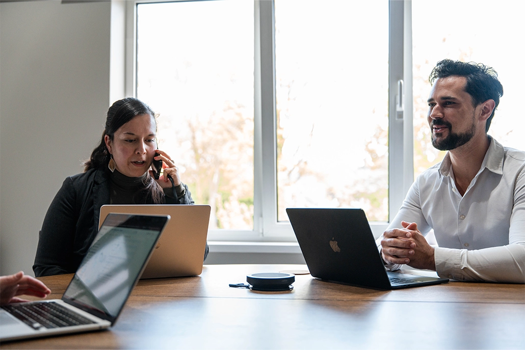 Collega belt om een afspraak te verzetten