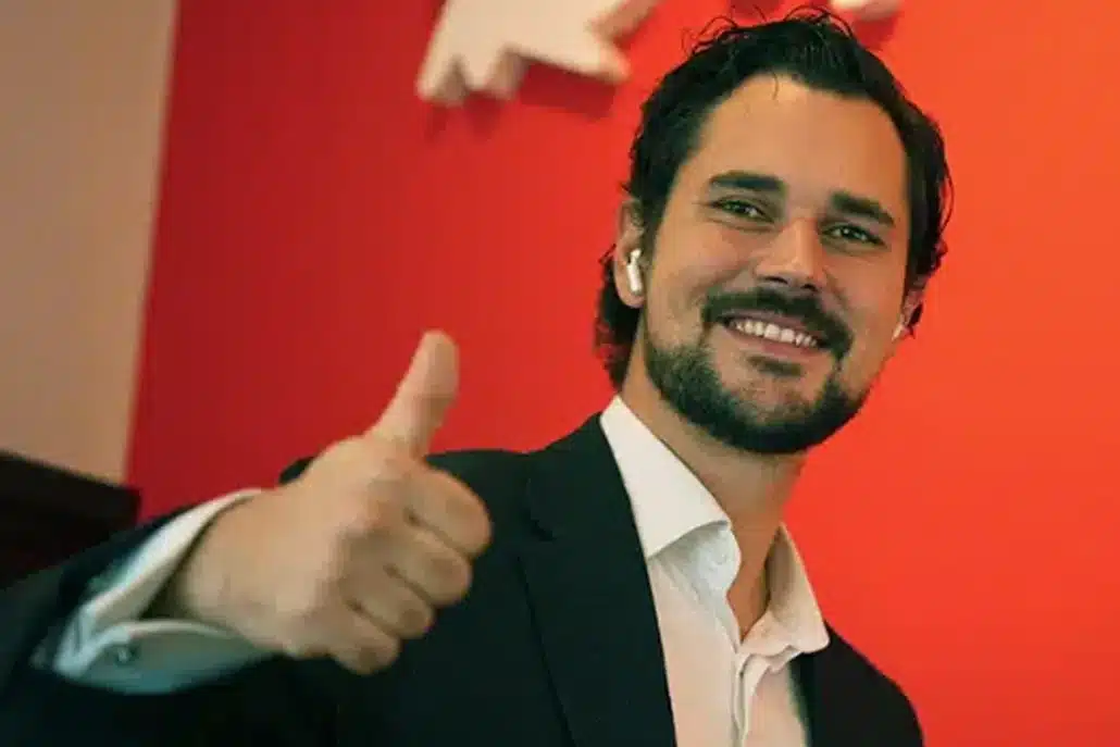 mijn collega ghislen geeft zijn medewerkers een thumbs up: goed werk verricht