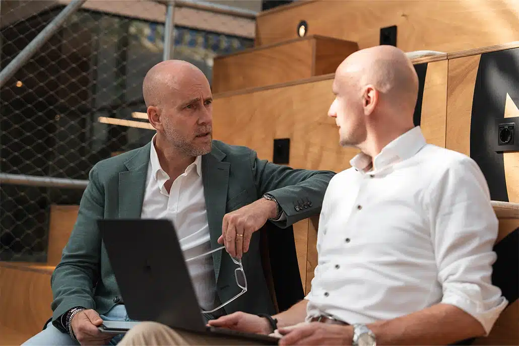 ik spreek met mijn collega over de podcast over testosteron