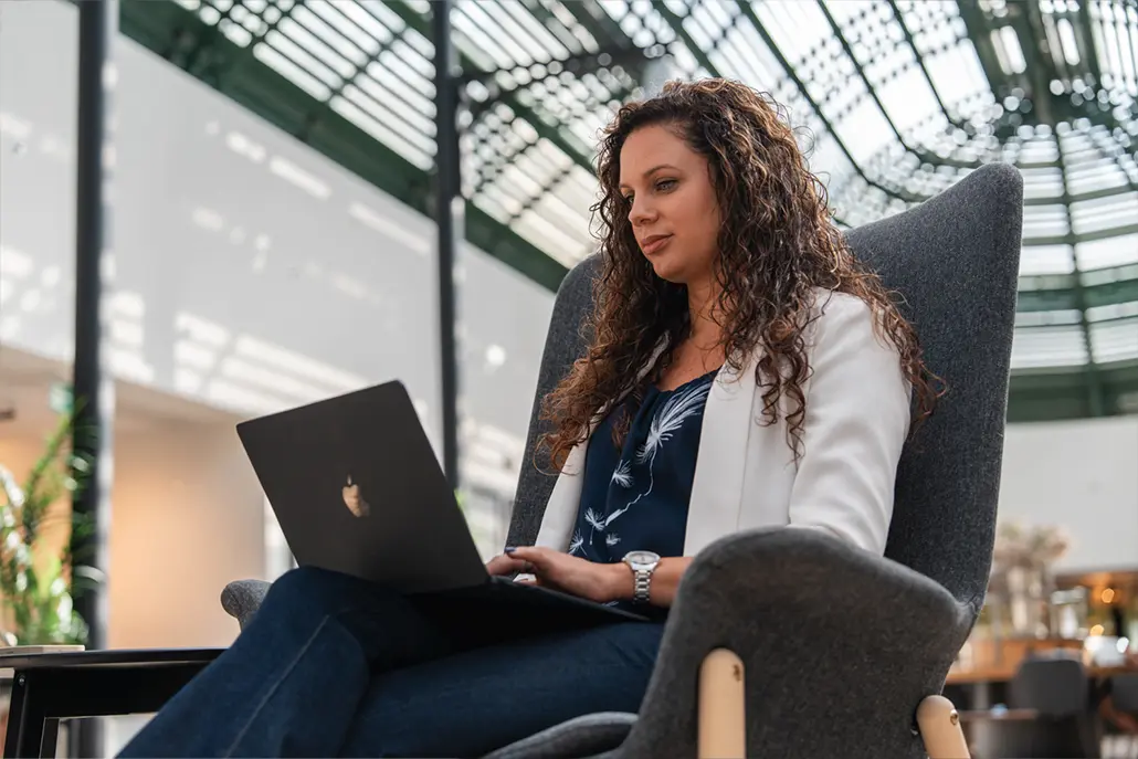 achter de feiten aanlopen