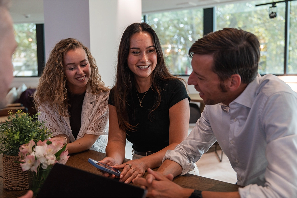 nieuwsgierigheid tonen door door te vragen