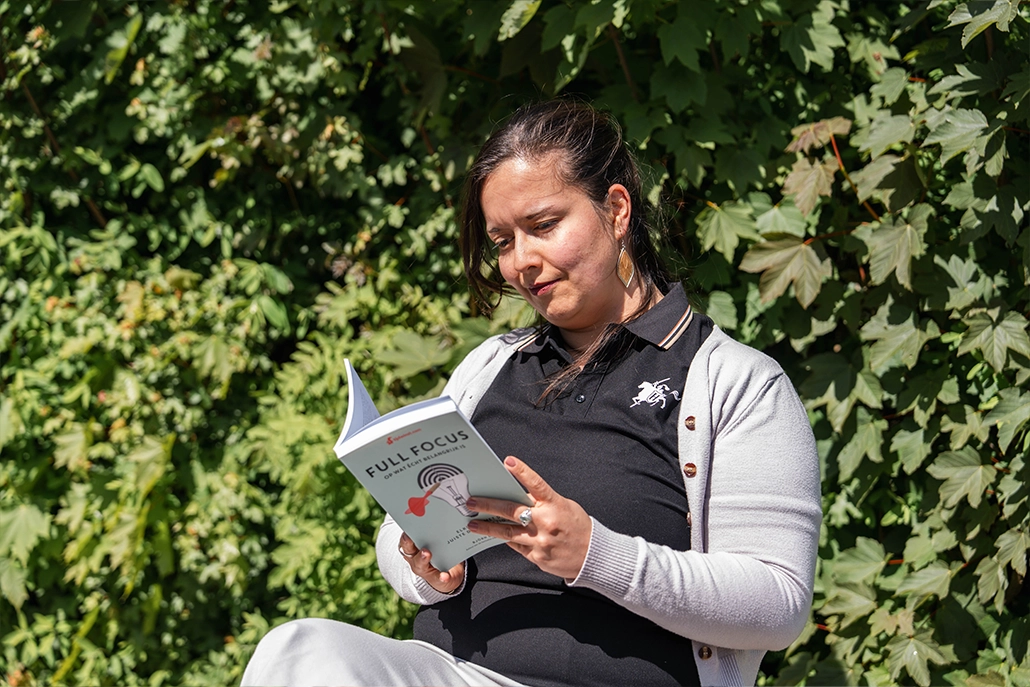 collega leest het boek full focus buiten