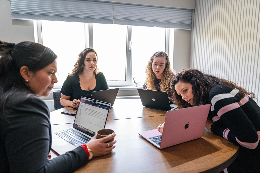 collega laat ons tijdens een meeting iets over gaslighting zien op laptop