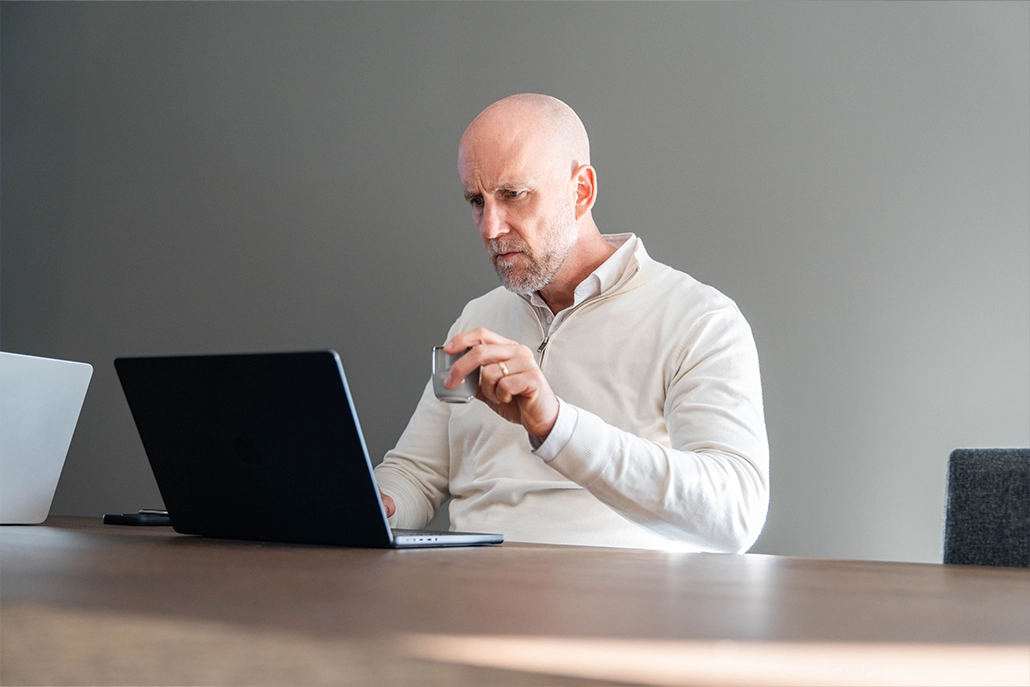 kopje koffie niet achter de laptop het liefst