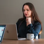 Hoe stop je met invulgedachten? Met deze 7 assertieve tips houd je de regie over je gesprekken