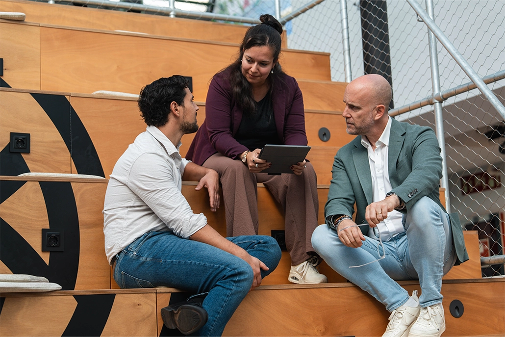 belerend met iemand spreken dwingt je gesprekspartner in een minderwaardige positie